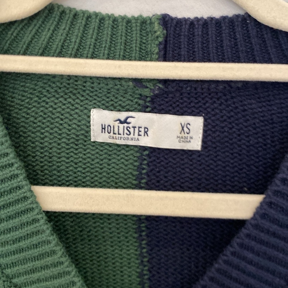 Hollister green & blue, color-blocked, 3-button cropped cardigan.  Size xSmall - Picture 2 of 4